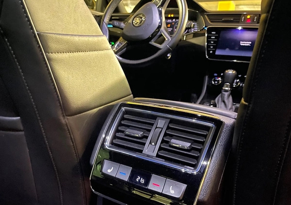 Skoda Superb cena 85000 przebieg: 190200, rok produkcji 2018 z Warszawa małe 46